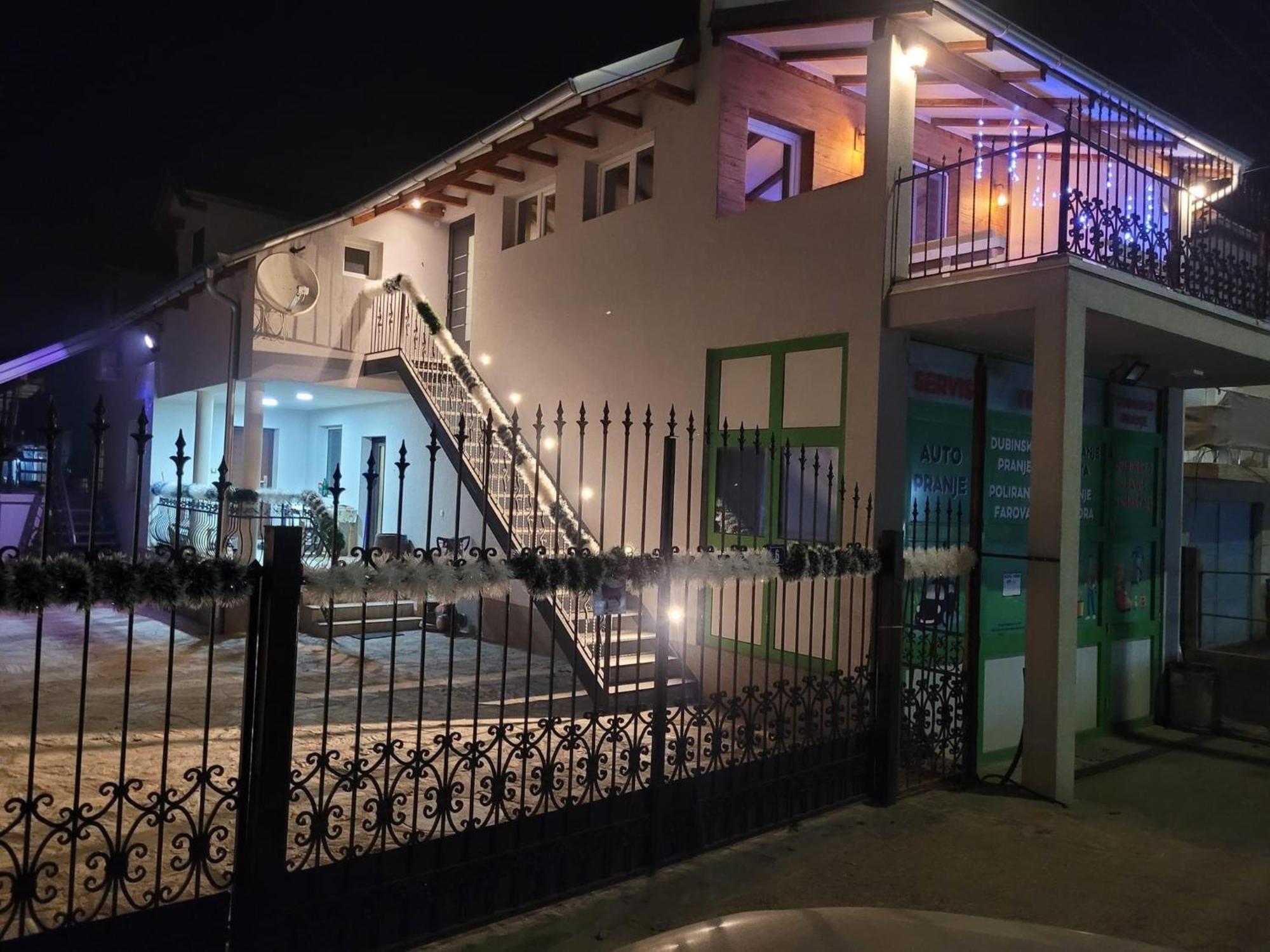 Apartments Pkt Delux Ni Екстериор снимка